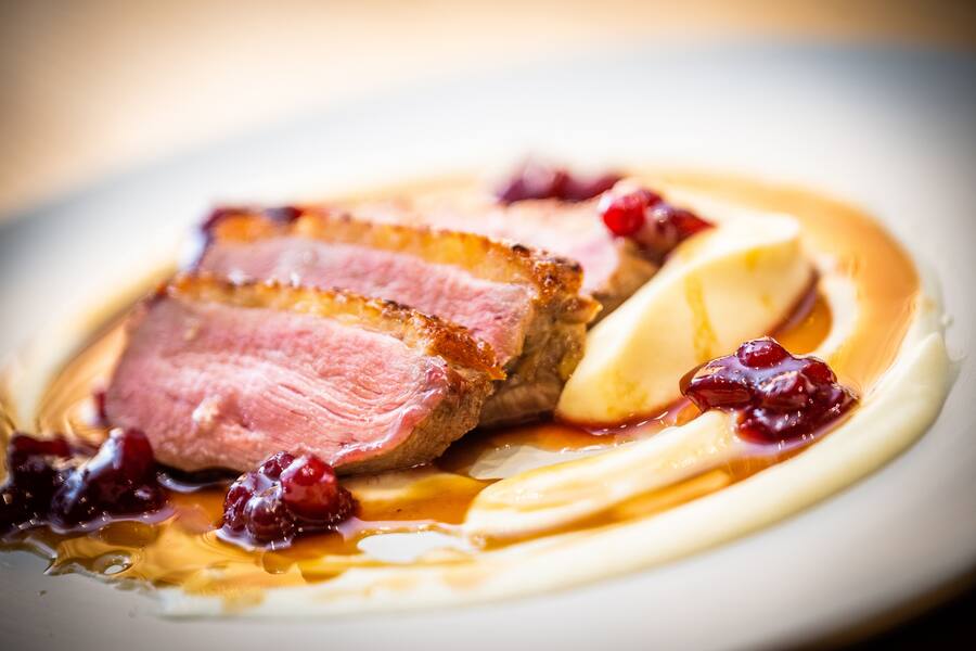 Sven Wassmer mit Daniela Ryf Masterclass 2022: Entenbrust mit Selleri und Preiselbeeren