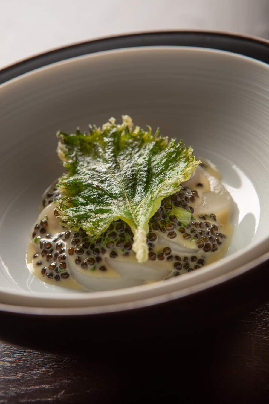 Jakobsmuschel Carpaccio, Shiso & Kaviari Krisal Kaviar-Beurre-Blanc