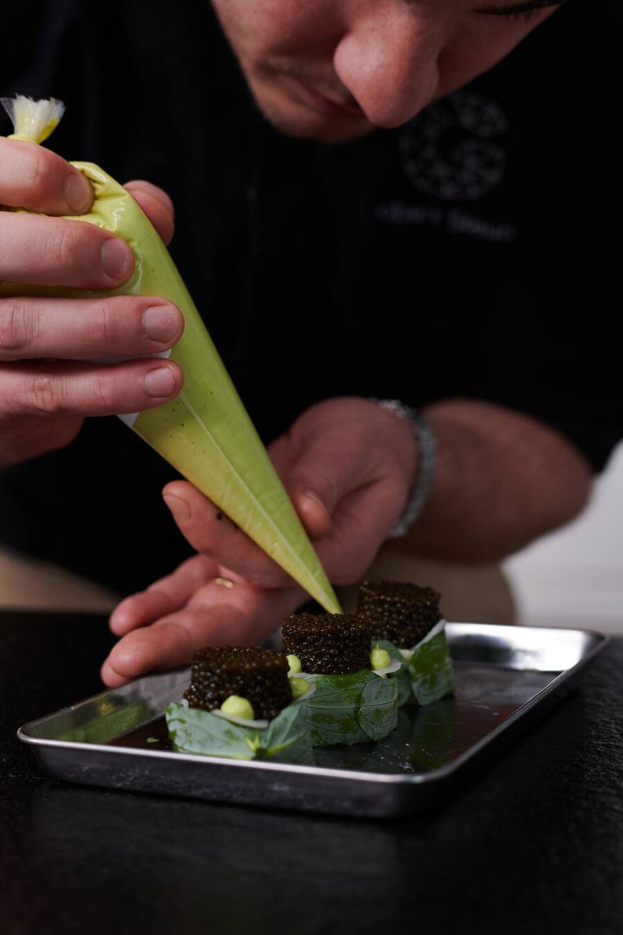 Robert Steuri beim Anrichten einer seiner Vorspeisen
