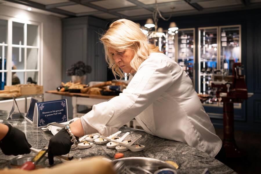 Chefin Géraldine Geroué in der Küche