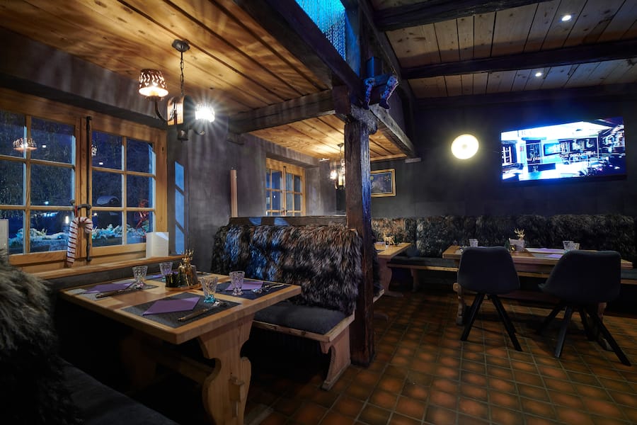 Crans Montana, le 9 décembre 2022 Chez les Ravet, petite restauration et oenothèque , Nicolas Quinche, Léo Quinche, Nathalie Ravet, Bernard et Ruth Ravet, nous présentent :  © Sedrik Nemeth