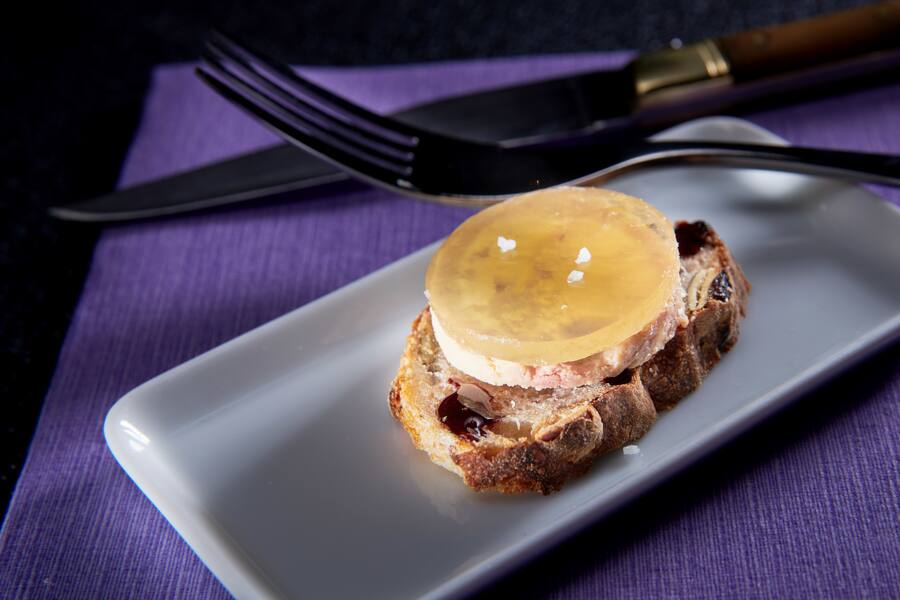 Crans Montana, le 9 décembre 2022 Chez les Ravet, petite restauration et oenothèque , Nicolas Quinche, Léo Quinche, Nathalie Ravet, Bernard et Ruth Ravet, nous présentent : foie gras et sa gelée de trilogie   © Sedrik Nemeth