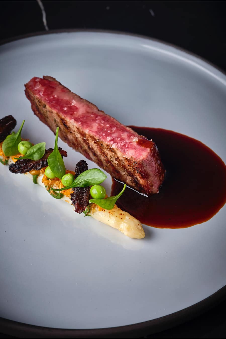 Gericht: Infinite Wagyu Rind 6/7 Weisser Spargel - Morchel - Wasserkresse