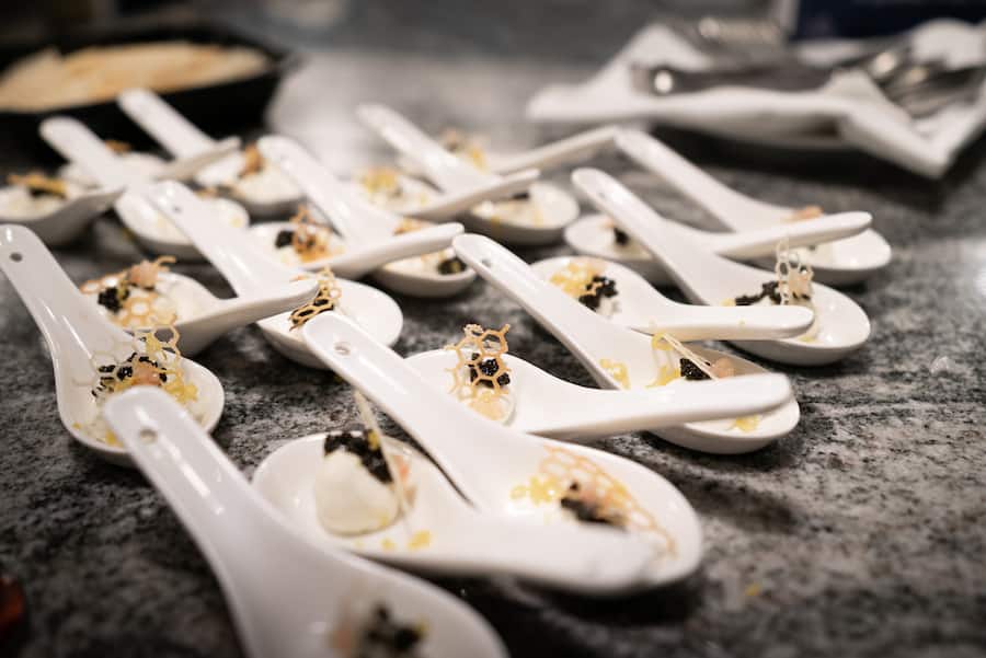 Löffelgericht mit Zermatter Joghurt, Oona Kaviar, Eigelb