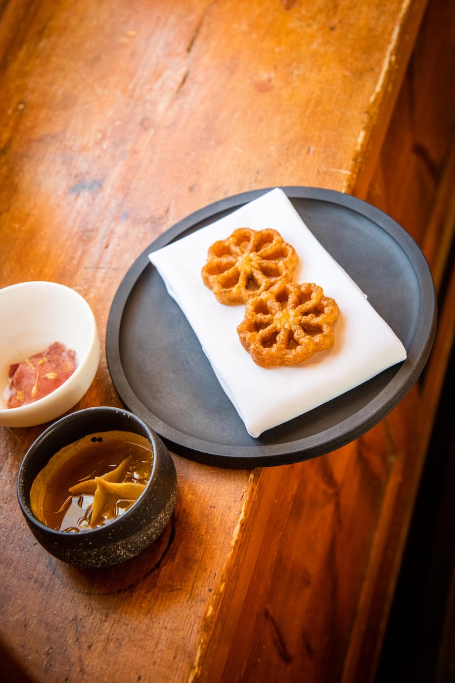 Mercedes EQS in Fribourg 2021: Ravioli mit Kürbis, Sellerie, Toppinambur-Buillion und Miso Nicolas Darnauguilhem, «La Pinte des Mossettes» in Cerniat, FR.
