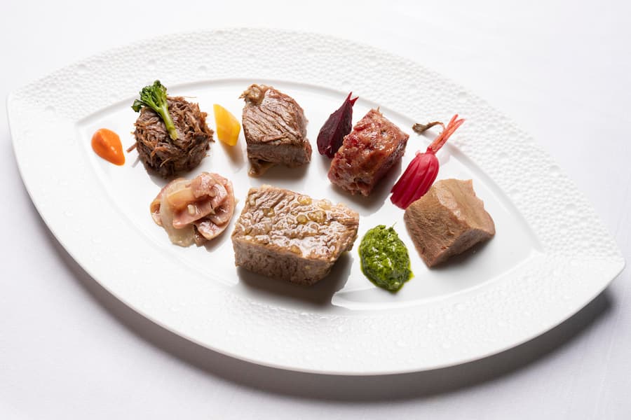 Serata Bollito Misto, im Restaurant La Reserve, Eden au Lac, Geometria di Bollito Composto dai sei tagli classici