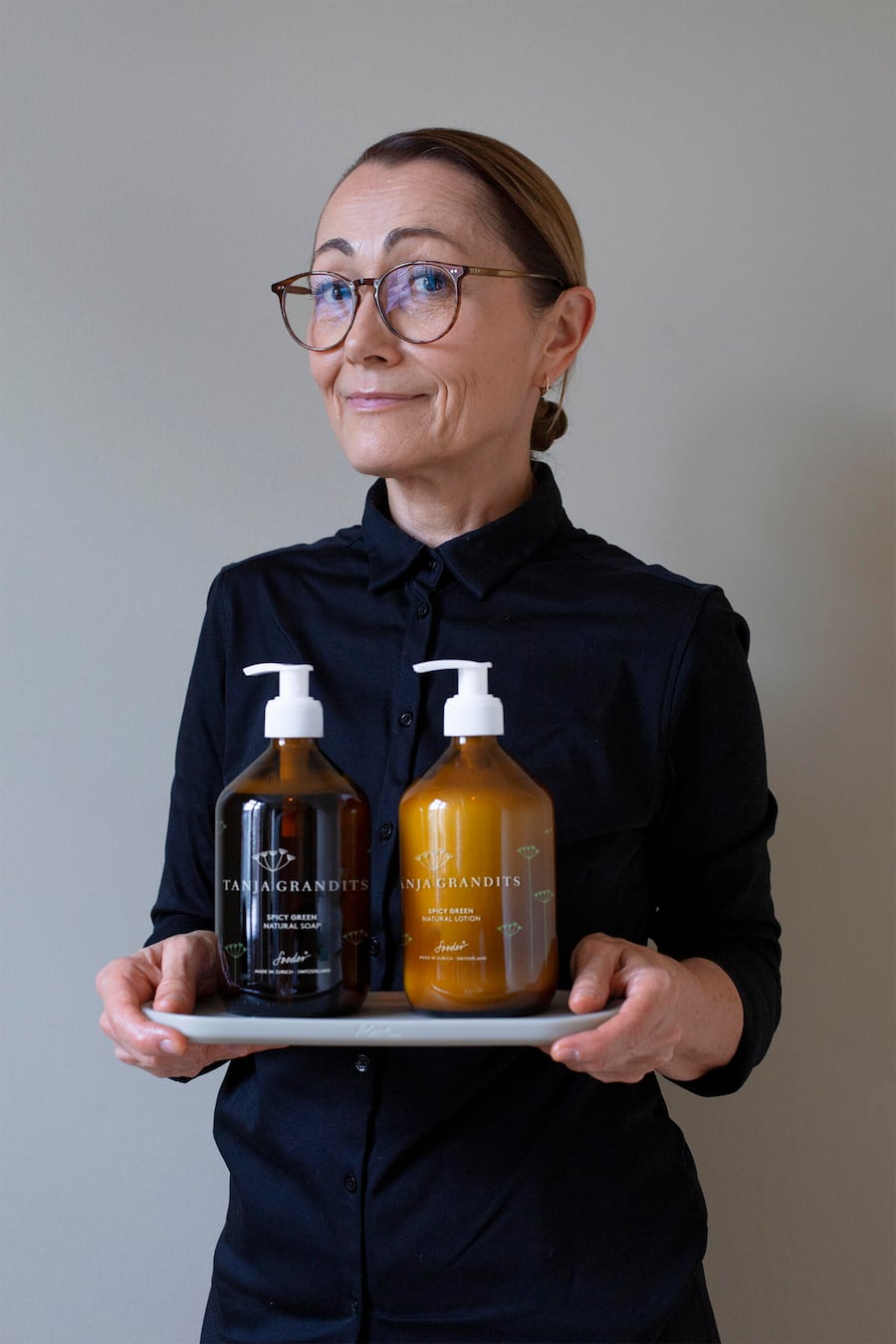 Gemeinsam haben die Firma Soeder mit Tanja Grandits die limitierte Duftnote «Spicy Green» entwickelt, die sich an Tanja Granditsâ veganem Ceviche orientiert.