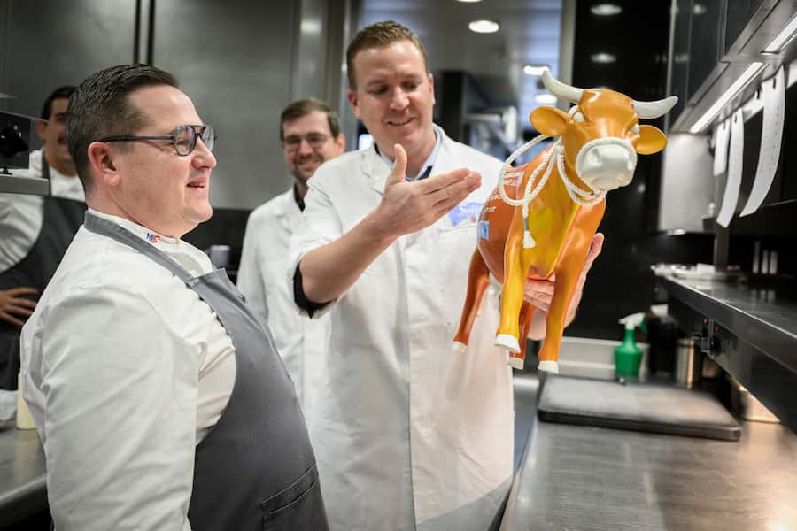 Le chef de lâannée 2022, Benoit Carcenat de lâhôtel Valrose reçoit une vache par lâéquipe de Suter viande ce vendredi 9 décembre 2022 à Rougemont. (© Gabriel Monnet)