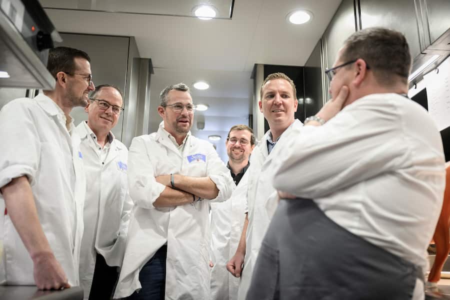 Le chef de lâannée 2022, Benoit Carcenat de lâhôtel Valrose reçoit une vache par lâéquipe de Suter viande ce vendredi 9 décembre 2022 à Rougemont. (© Gabriel Monnet)