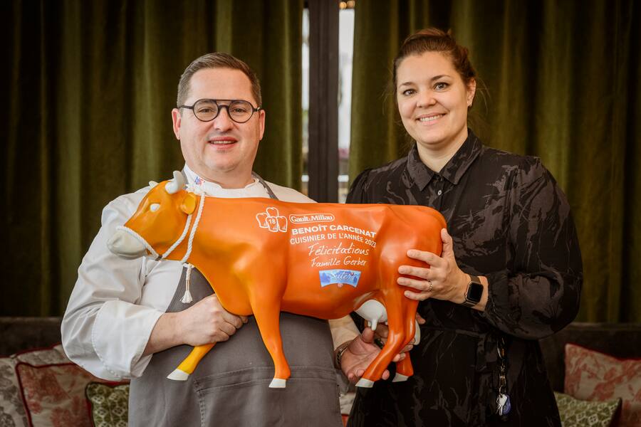 Le chef de lâannée 2022, Benoit Carcenat de lâhôtel Valrose reçoit une vache par lâéquipe de Suter viande ce vendredi 9 décembre 2022 à Rougemont. (© Gabriel Monnet)