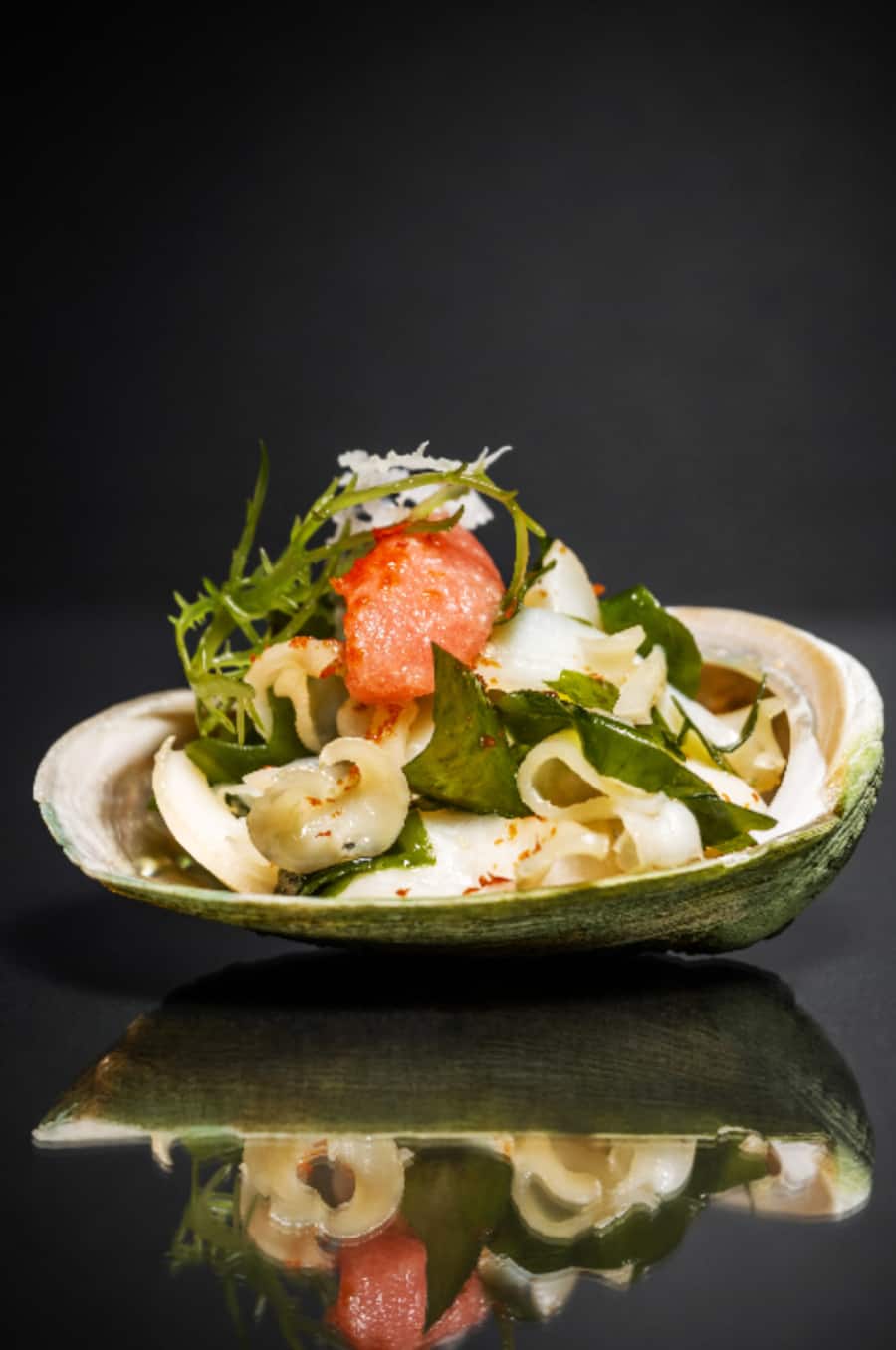 Abalone ShabuShabu mit Wakame und Tomaten Shiokoji Sauce