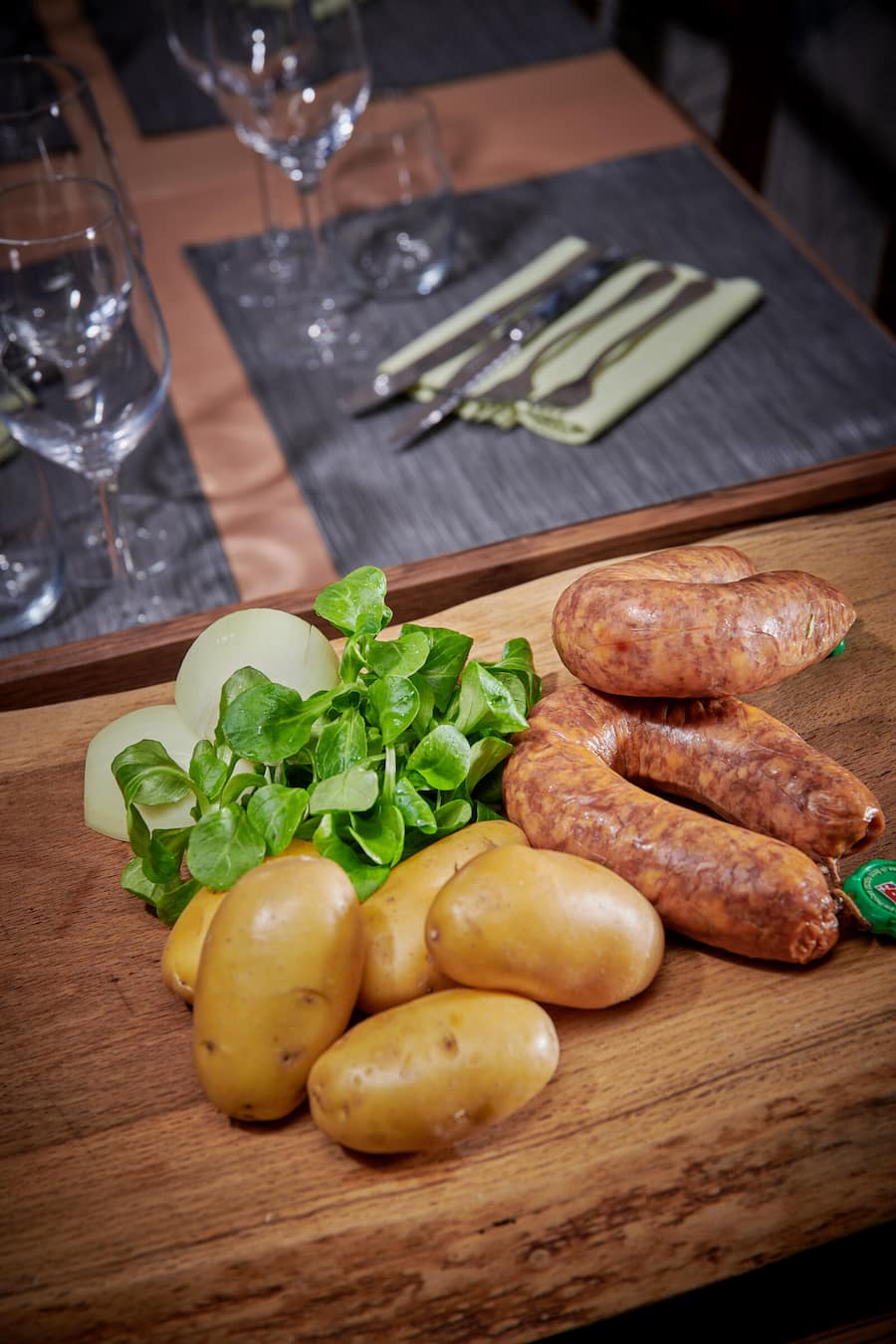 Pailly, le 2 décembre 2022, Le restaurant l'Auberge Communale la Croix dâOr à Pailly propose une cuisine de brasserie bistronomique labellisée Fait Maison basée sur les produits du terroir. . â¦ici Camille et Michel Emmet nous proposent une entrecôte parisienne et un palet Vaudois, accompagné de vins Suisse © Sedrik Nemeth