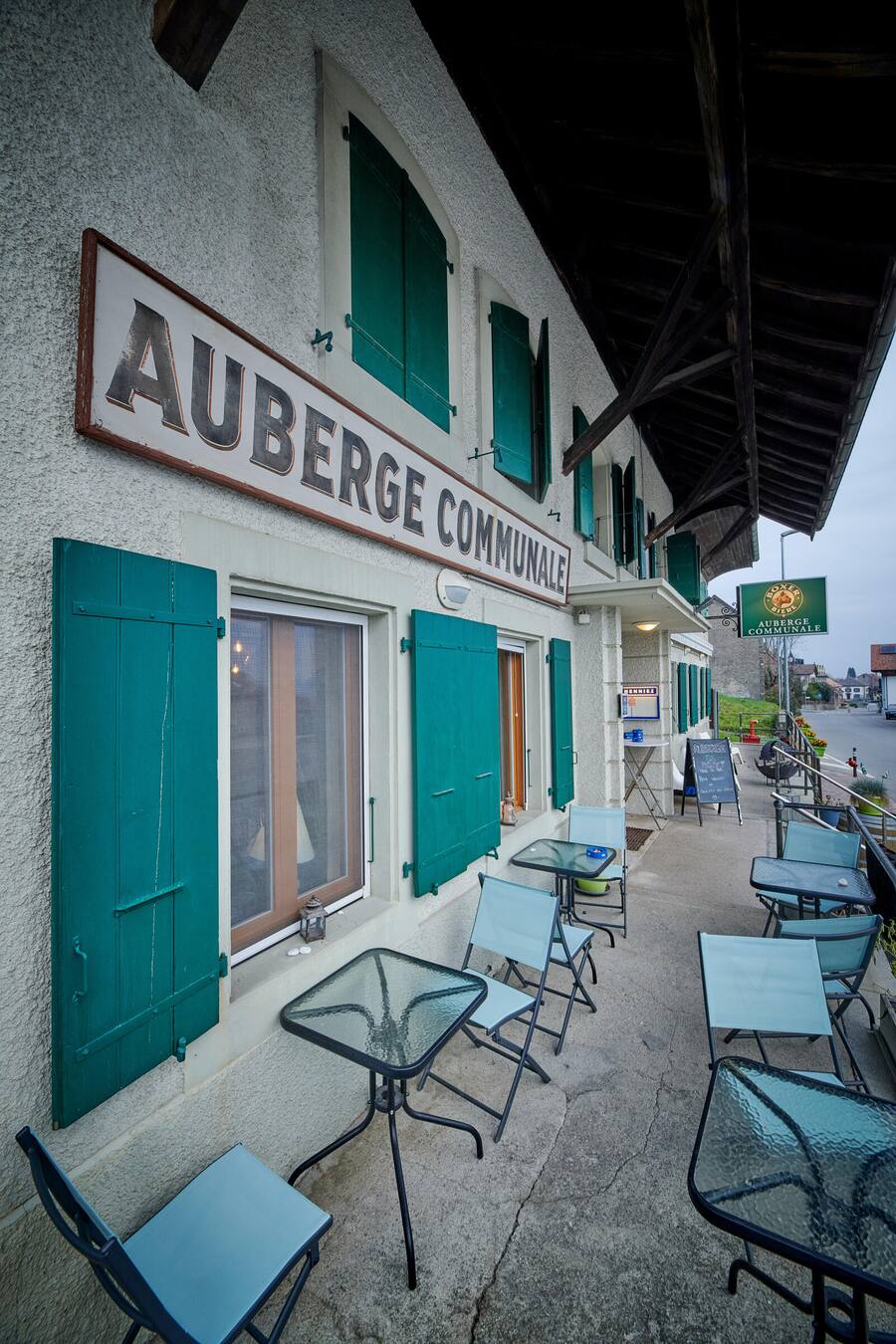 Pailly, le 2 décembre 2022, Le restaurant l'Auberge Communale la Croix dâOr à Pailly propose une cuisine de brasserie bistronomique labellisée Fait Maison basée sur les produits du terroir. . â¦ici Camille et Michel Emmet nous proposent une entrecôte parisienne et un palet Vaudois, accompagné de vins Suisse © Sedrik Nemeth