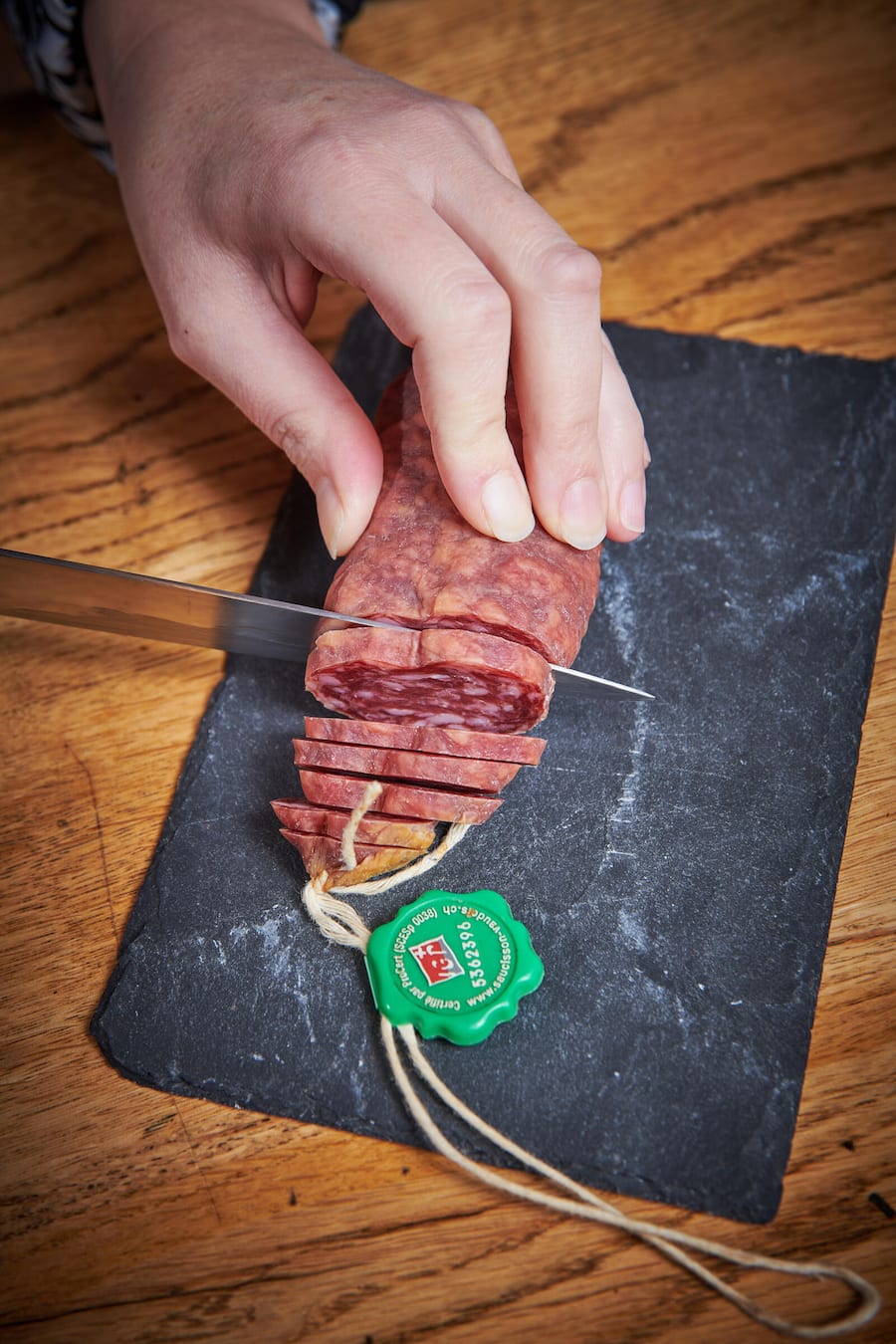 Pailly, le 2 décembre 2022, Le restaurant l'Auberge Communale la Croix dâOr à Pailly propose une cuisine de brasserie bistronomique labellisée Fait Maison basée sur les produits du terroir. . â¦ici Camille et Michel Emmet nous proposent une entrecôte parisienne et un palet Vaudois, accompagné de vins Suisse © Sedrik Nemeth