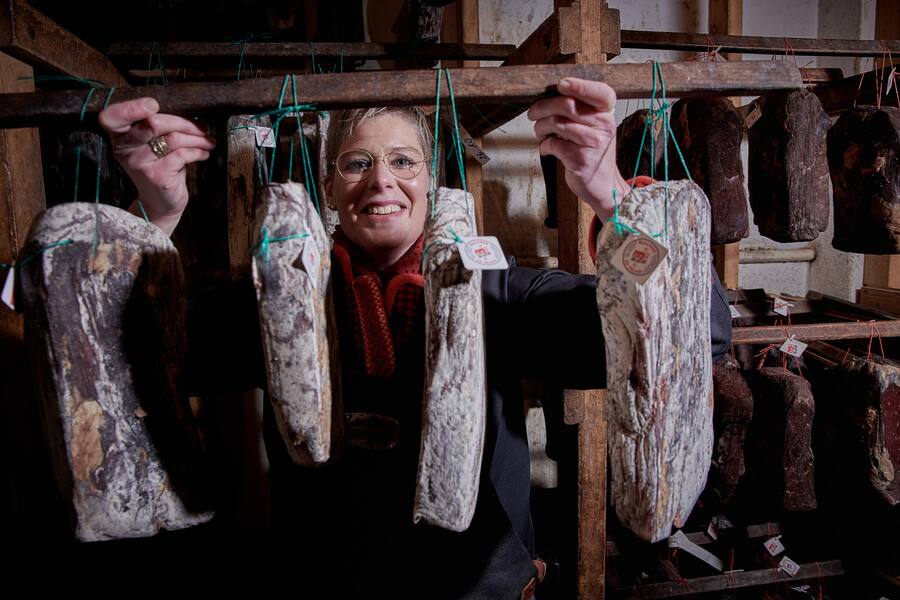 Brig le 30 novembre 2022,Metzgerei Bammatter a Naters, valorise les produits iGP suisse et locaux, ici Belinda Bammatter en compagnie de Alain Farine président de IGP suisse © Sedrik Nemeth