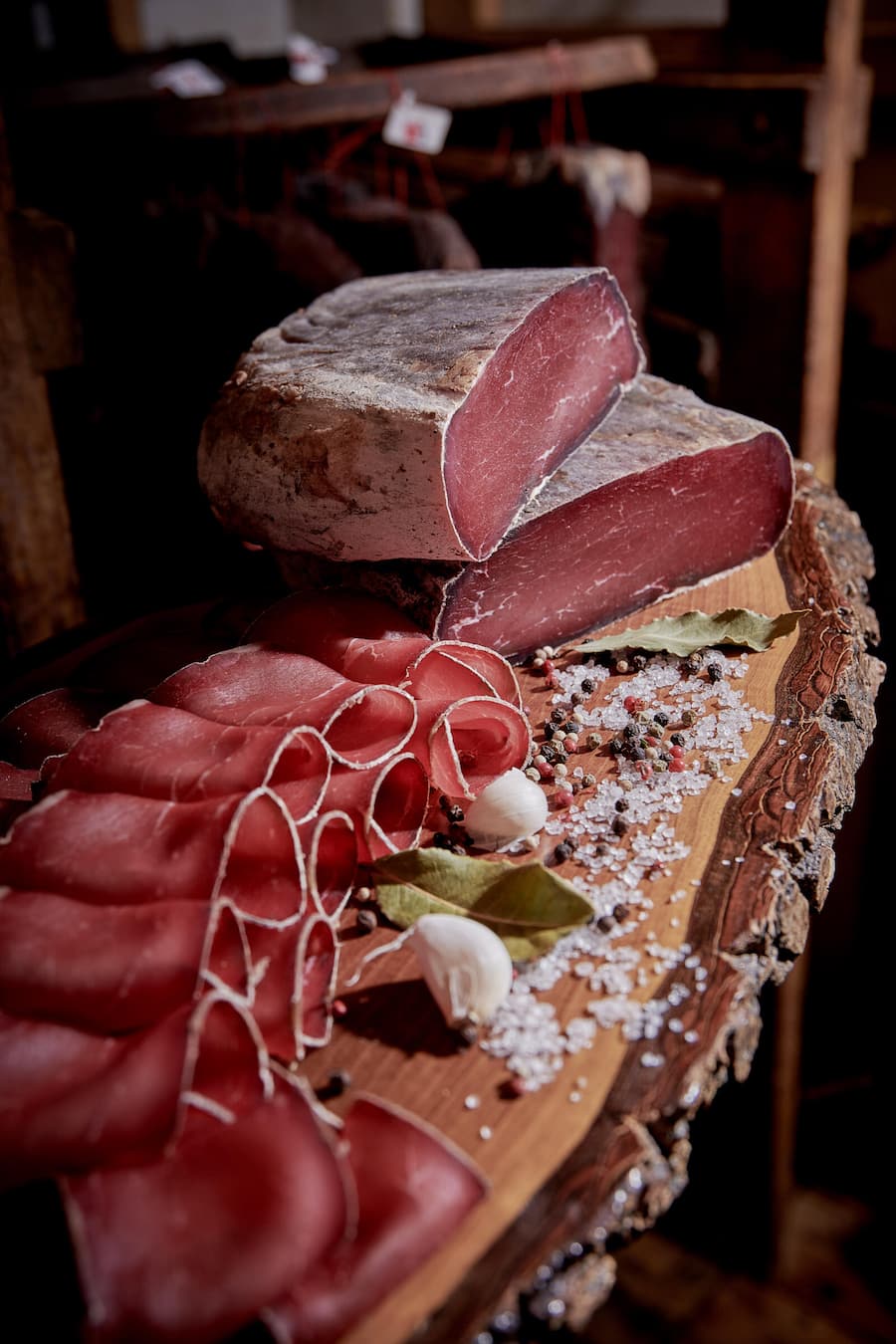 Brig le 30 novembre 2022,Metzgerei Bammatter a Naters, valorise les produits iGP suisse et locaux, ici Belinda Bammatter en compagnie de Alain Farine président de IGP suisse © Sedrik Nemeth