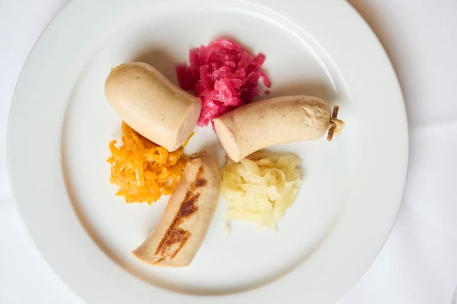 St. Galler Bratwurst, Glarner KChalberwurst, Appenzeller Siedwurst, dreifarbige Randen, Gasthof Brunnen, Fraubrunnen, Koch und Gastgeber Alexander Rufibach (mit Frau Birgitta), 23.11.2022, Foto Lucia Hunziker