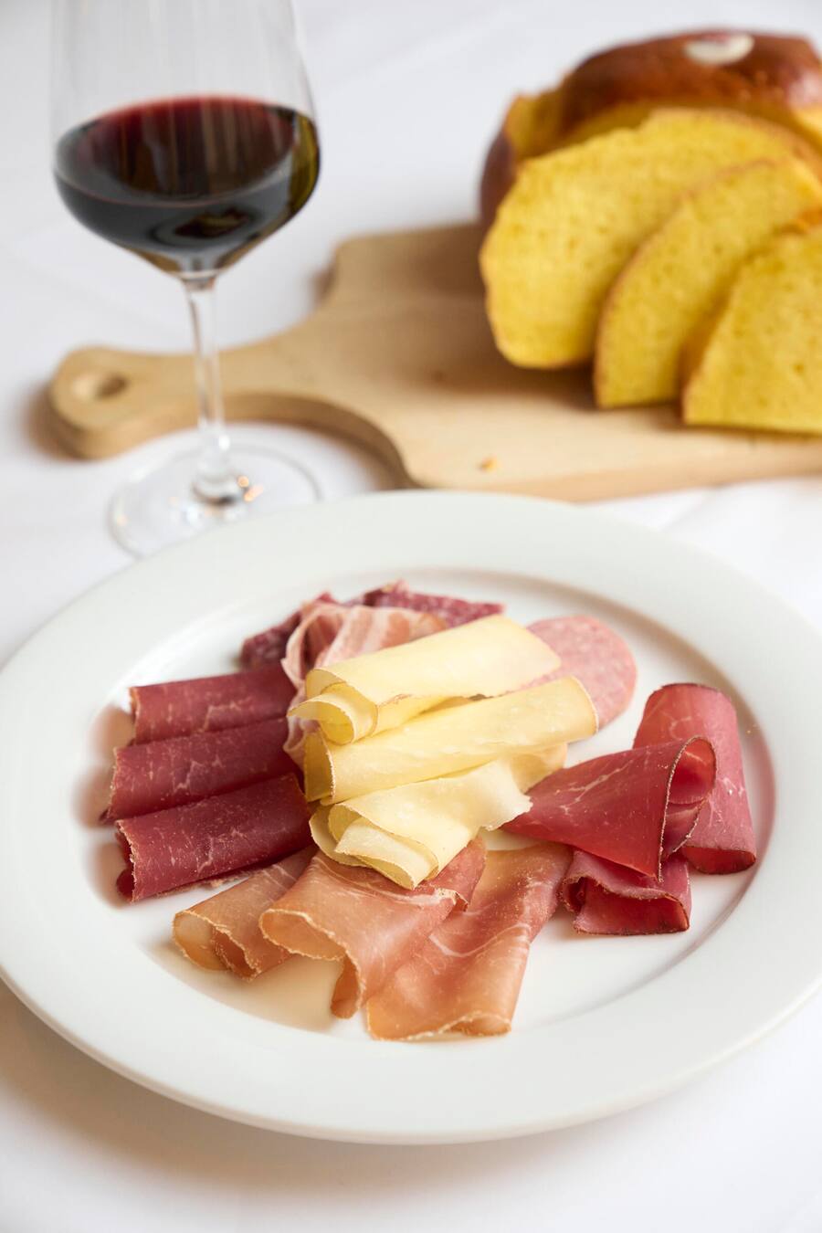 Trockenfleisch, Rohschinken, Mostbröckli, Rohessspeck, Pantli, Hobelkäse, Zungenwurst, Safranbrot / Cuchaule-Brot, Gasthof Brunnen, Fraubrunnen, Koch und Gastgeber Alexander Rufibach (mit Frau Birgitta), 23.11.2022, Foto Lucia Hunziker