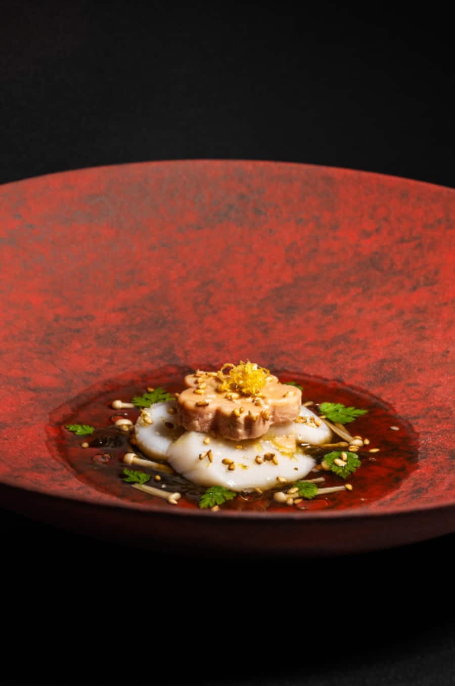 Jakobsmuschel und Gänsemastleber mit Nori und Pilzen