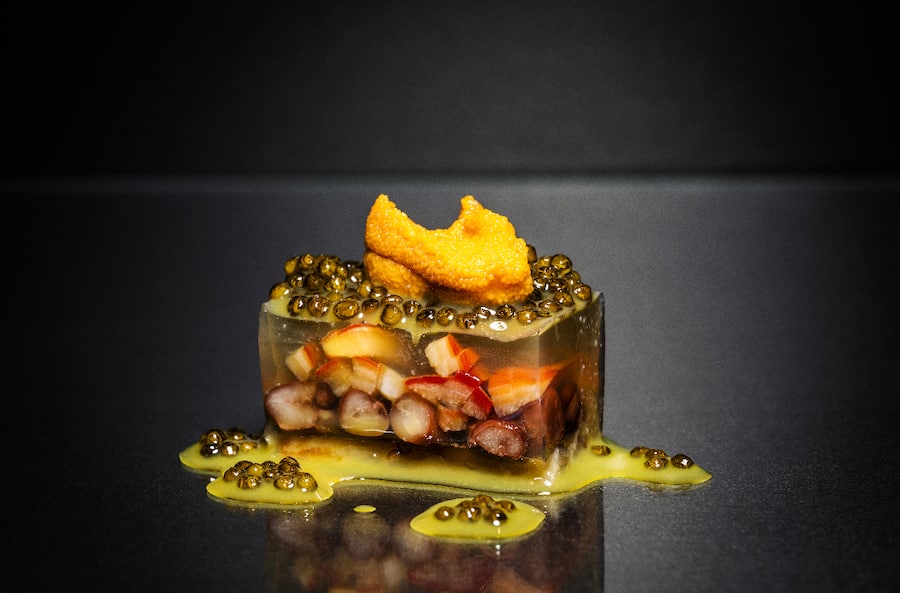 Japanese Terrine mit Trogmuschel, Seeigel, Senf und Kaviar.