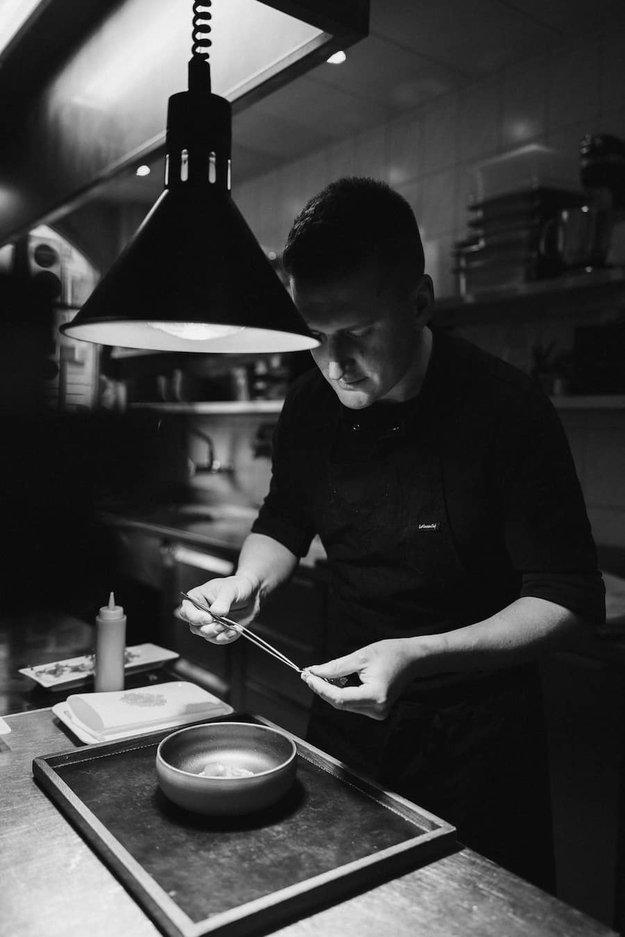 Equitable, Zürich, Julian Marti, AMEX Talent, Rüebli-Tatar, Felchenrogen von Patrick Marxer, fermentiertes Rüebli-Gel, eingelegte Purple Haze Rüebli, Kerbelvinaigrette und -Sorbet, geräuchertes Rüebli