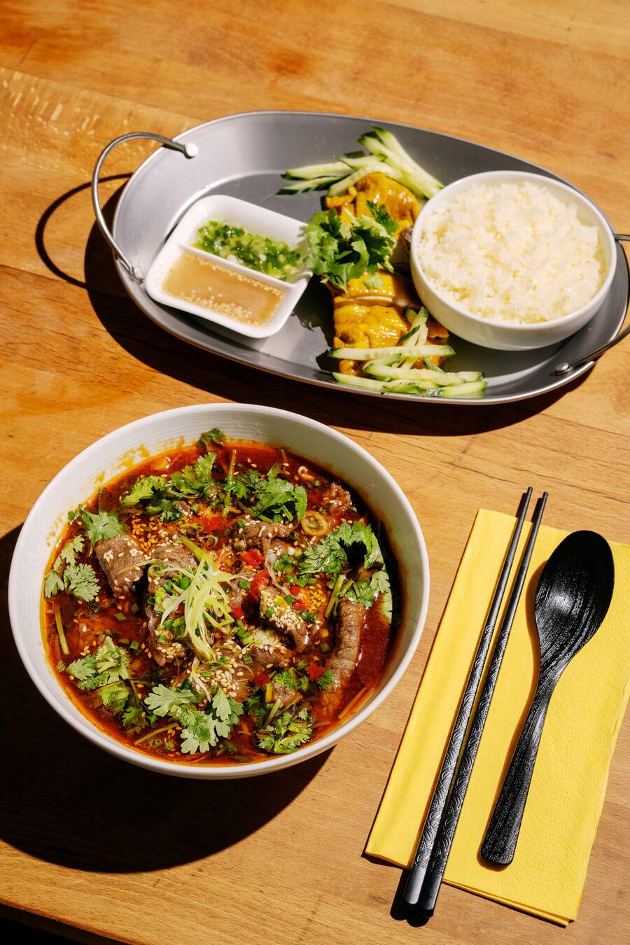 Szechuan-Suppe mit Entrecôte und «Hainanese Chicken Rice».