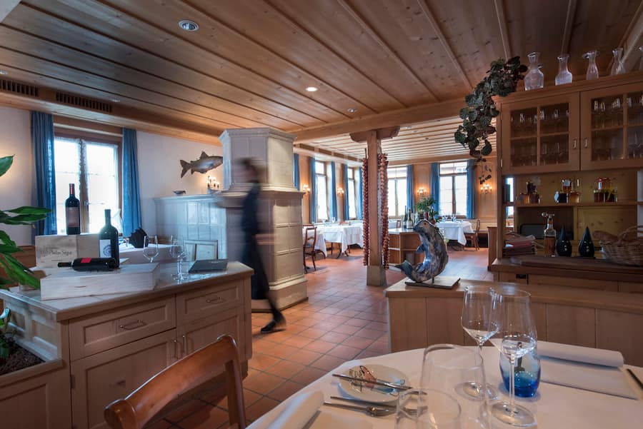 Innenansicht Restaurant 3 Fische ohne Gaeste. 3 Fische Luescherz Lüscherz, 8.5.2017 © HO