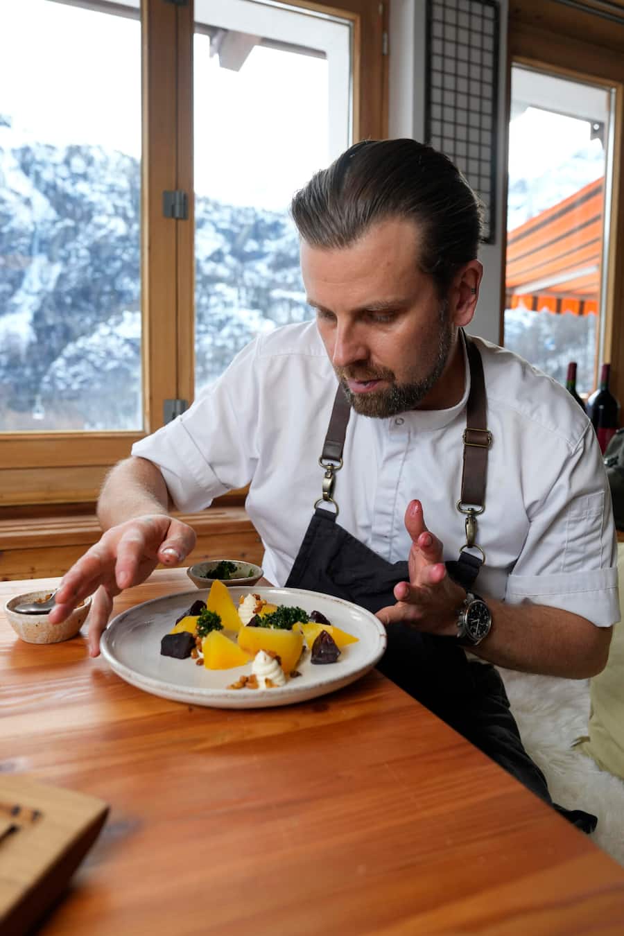 05.01.2023; Zermatt: Zermatt home of Winter; Zermatt Kollektiv: Restaurant Aroleid in Furi; Der Chef Marian Podola bereitet die Vorspeise, Rande und Geisskäse, vor. © Valeriano Di Domenico
