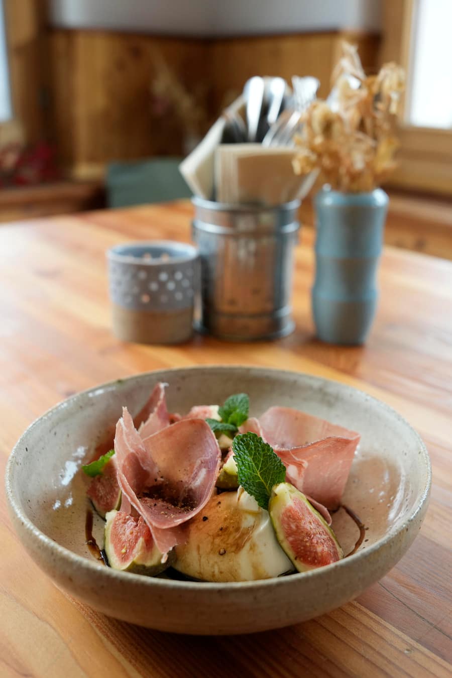 05.01.2023; Zermatt: Zermatt home of Winter; Zermatt Kollektiv: Restaurant Aroleid in Furi; Burrata mit Feigen und Rohschinken. © Valeriano Di Domenico