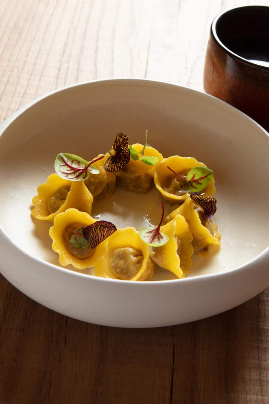 Ochsenschwanz "Vaccinara,"Ravioli und Pilzkonsomme