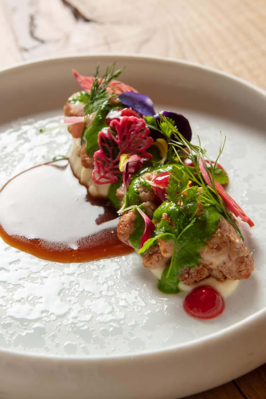 Glasierte Kalbsbries, Knollensellerie, Dill und Granatapfel.