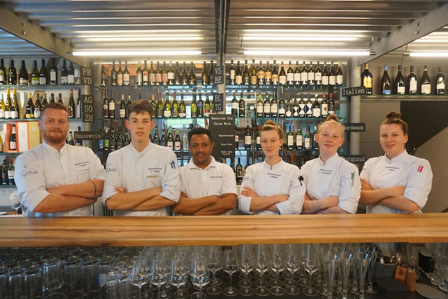 Küchenteam (v.l.n.r.): Jonas Ingold, Serafin Rüeegg, Dawit Bahlibi, Elena Wahlen, Ronja Ruckstuhl, Annamaria Kunz © HO Byline Tom Kocher