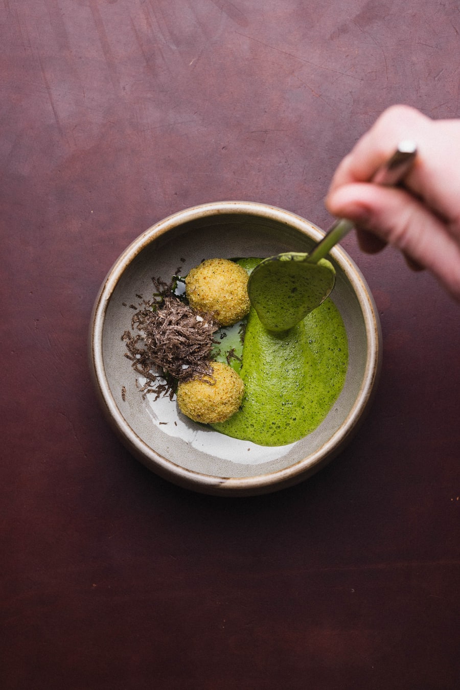 Equitable, Zürich, Julian Marti, AMEX Talent, Gnocchi mit Ziegenricotta von Toni Odermatt, Petersilienpüree, Herbsttrüffel, Petersiliensauce auf Mandelmilchbasis