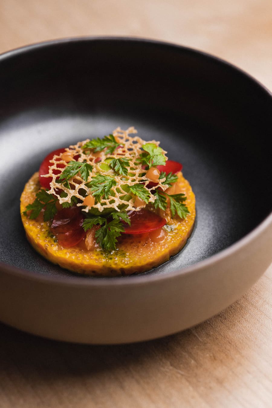 Equitable, Zürich, Julian Marti, AMEX Talent, Rüebli-Tatar, Felchenrogen von Patrick Marxer, fermentiertes Rüebli-Gel, eingelegte Purple Haze Rüebli, Kerbelvinaigrette und -Sorbet, geräuchertes Rüebli