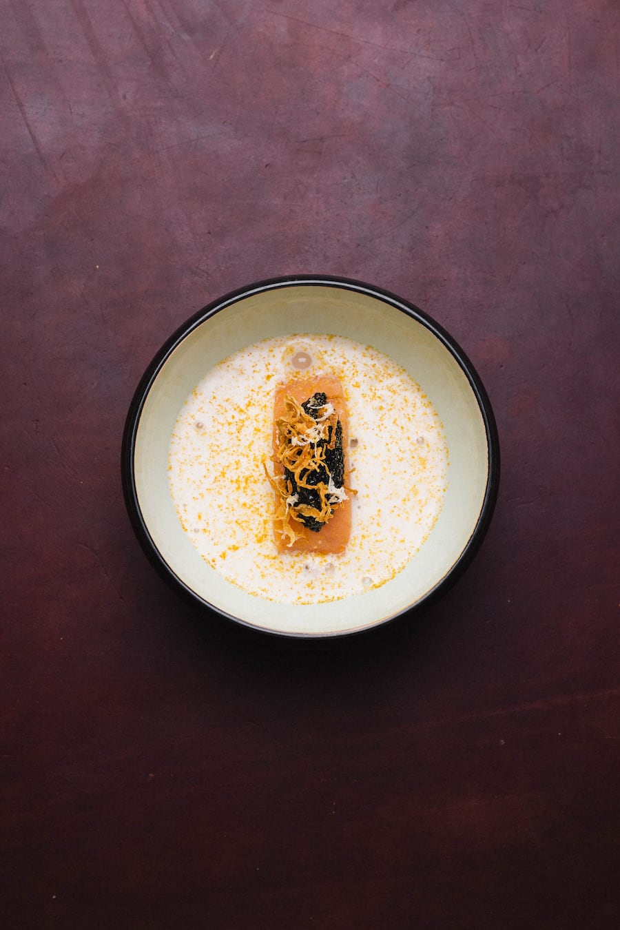 Equitable, Zürich, Julian Marti, AMEX Talent, leicht geräucherter konfierter Eismeersaibling vom Sattel, Champagner-Kraut, vegane Meerrettich-Sauce, Senfpulver, Oona-Kaviar