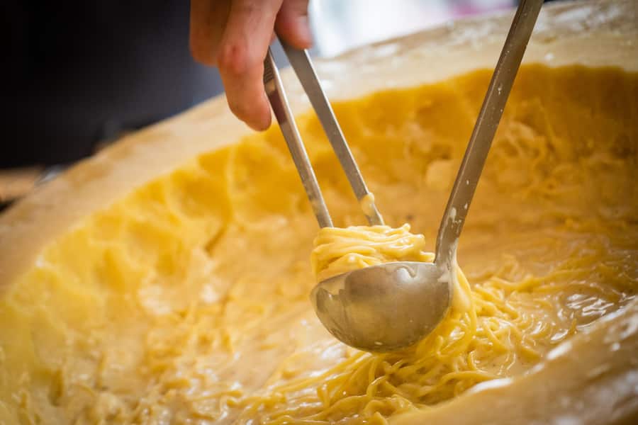 Sbrinz-Laib mit Spaghetti