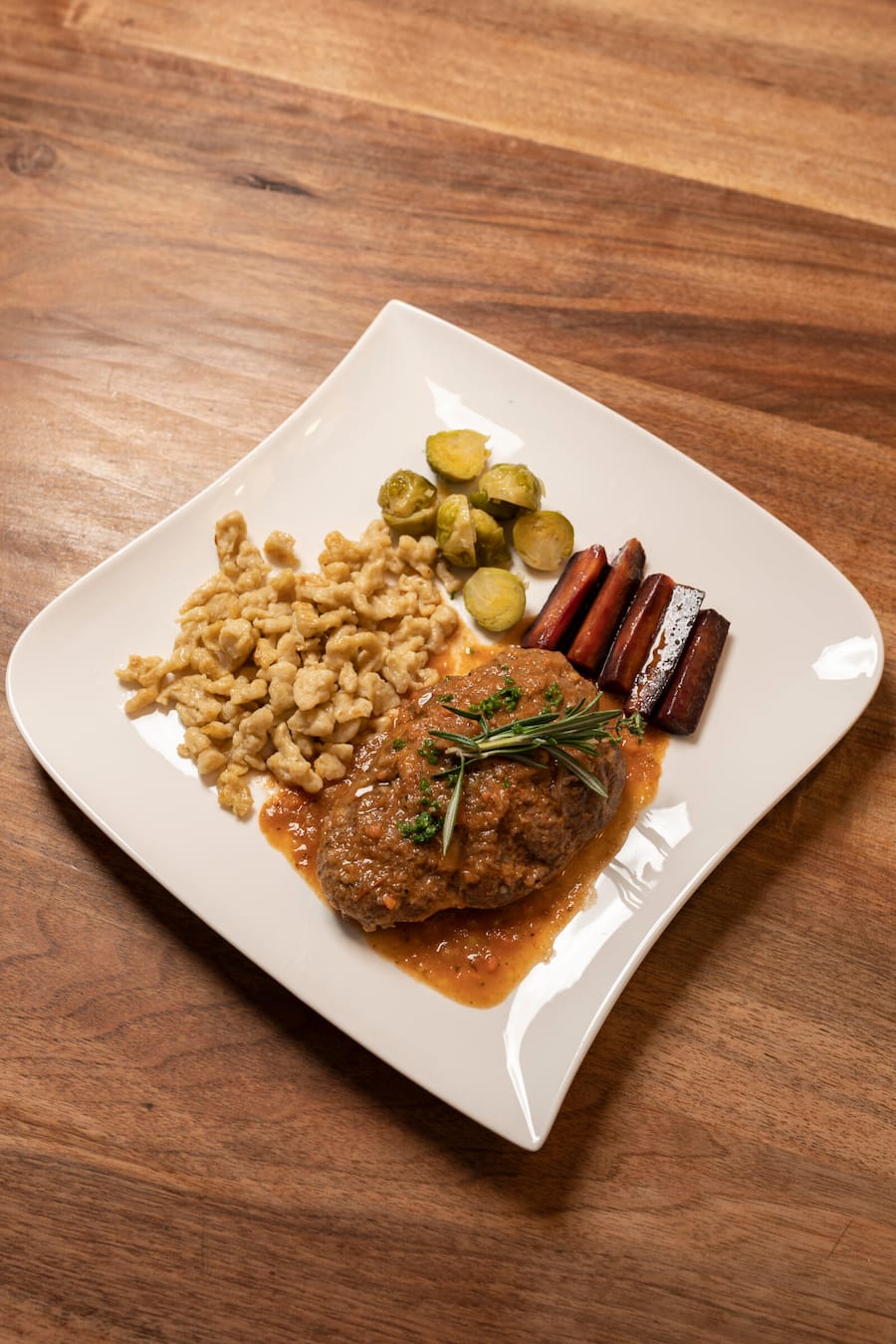 Tavolata bei Bernadette Odermatt, Oberbürgen, Ossosbuco vom Hof, Nidwaldner Spätzli, Rosenkohl, violette Rüebli
