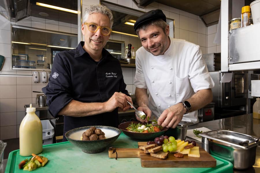 GMC, Martin Göschel, Chef Hotel Alpina mit dem Foodtruck beauftragten Toni Buchholz.Â
