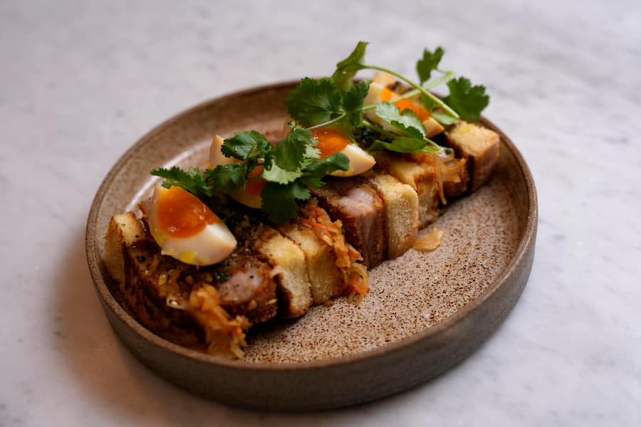 05.01.2023; Zermatt: Zermatt home of Winter; Zermatt Kollektiv: Katsu Sando mit Schweinebauch. © Valeriano Di Domenico