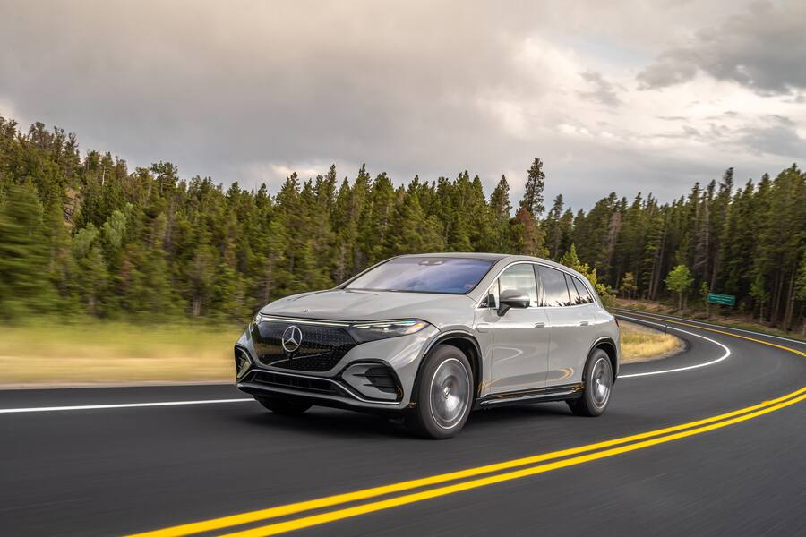 EQS SUV 580 4MATIC (US specific model); Exterieur: AMG Line, alpingrau; Interieur: Electric Art, Leder schwarz/biscayablau EQS SUV 580 4MATIC (US specific model); Exterior: AMG Line, alpine grey; Interior: Electric Art, Leather black/biscay blue