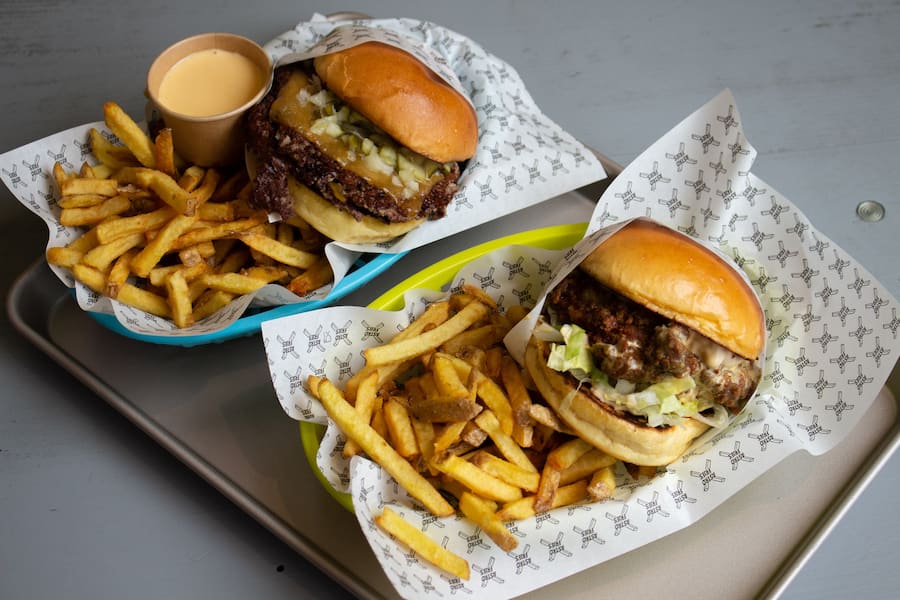 Lothar Linsmayer & Ayrton Rodriguez servieren im "Astro Fries" zwei der besten Burger der Stadt. 02.02.2023. Astro Fries. Sydney Karolewski