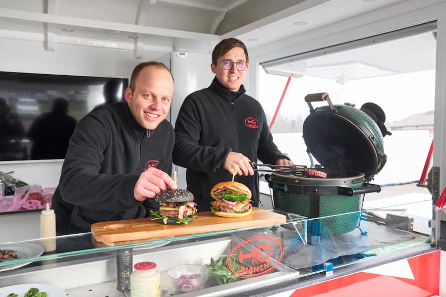 Dario (l.) und Luca Bianchi. Produktion exklusiver Haché-Beef-Burger bei Bianchi in Zufikon AG, 26.01.2023, Foto Lucia Hunziker