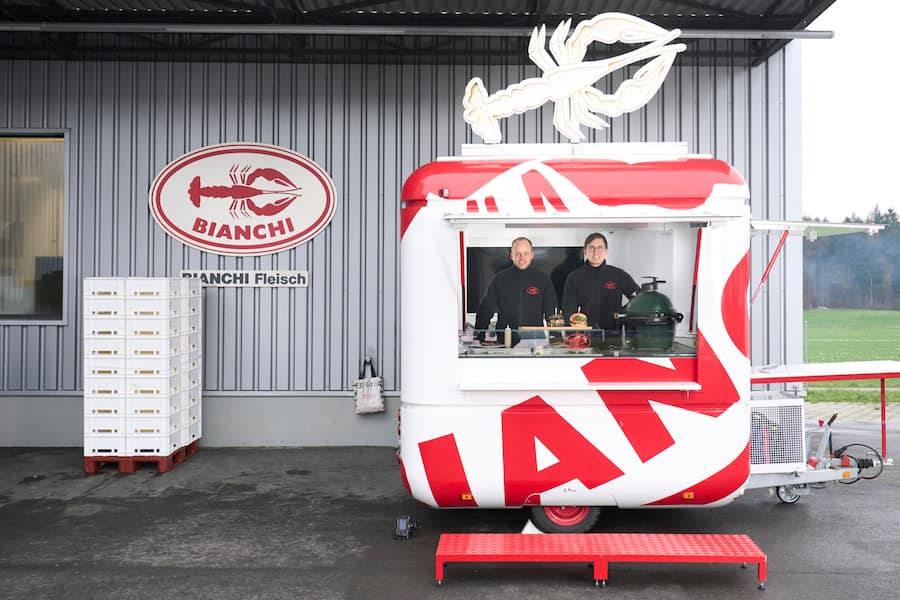 Dario (l.) und Luca Bianchi. Produktion exklusiver Haché-Beef-Burger bei Bianchi in Zufikon AG, 26.01.2023, Foto Lucia Hunziker