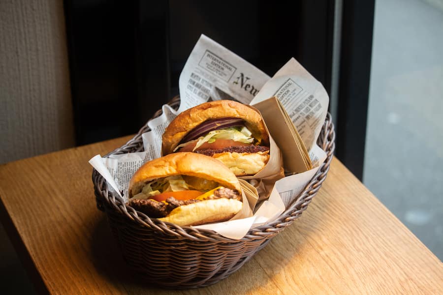 Diese Burger machen glücklich: klassisch mit Rindfleisch oder knuspriges Poulet. 02.02.2023. Burgermeister. Sydney Karolewski