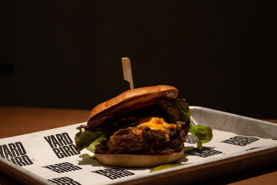 Der "Classic Burger" mit crunchy Buttermilch Hähnchen, Thousand Island Sauce, Cheddar und hausgemachte Pickles. 02.02.2023. Yardbird. Sydney Karolewski
