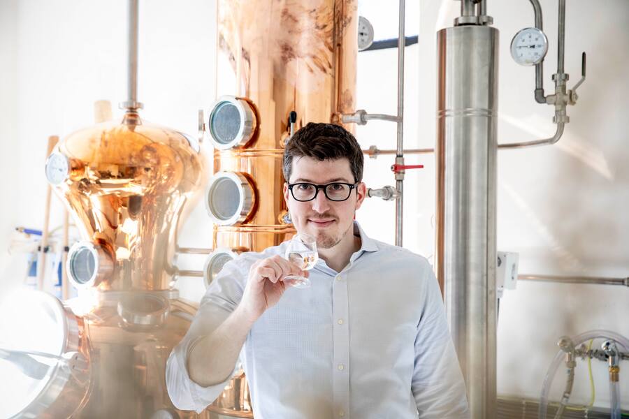 Distillerie Wanner, tenue par Romain Wanner, producteur d'absinthe et de gin à Couvet, Suisse.