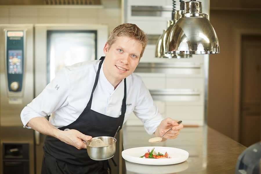 Fabio Toffolon am Carabiniero. Restaurant zum Ãusseren Stand, Koch Fabio Toffolon und Werner Rothen, Gastgeber, Bern, 14.11.2019, Foto Lucia Hunziker