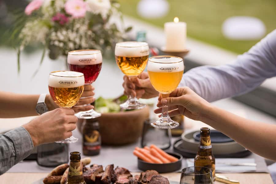 Szene am Tisch mit 4 Sorten Grimbergen Bier
