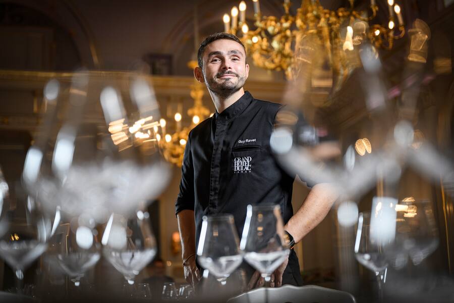Guy Ravet, Chef du Grand Hôtel du Lac à Vevey pose dans une salle à manger de l'Hôtel, le mardi 17 janvier 2023. (© Gabriel Monnet)