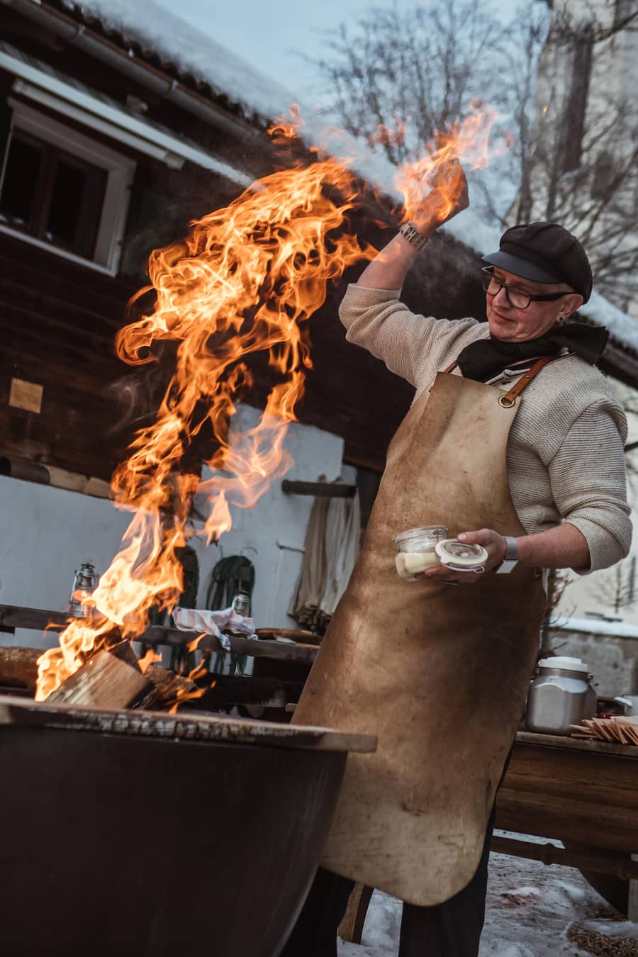 Der Hexer kocht wieder auf dem Feuerring, eine Grillschale aus Metall. Im Innern lodert das Feuer, auf dem Ring bereitet er seine Speisen zu, mit allem, was die Natur hergibt. - Stefan Wiesner, Rössli Escholzmatt - Freitag, 8.2.2019 - Copyright Olivia Pulver